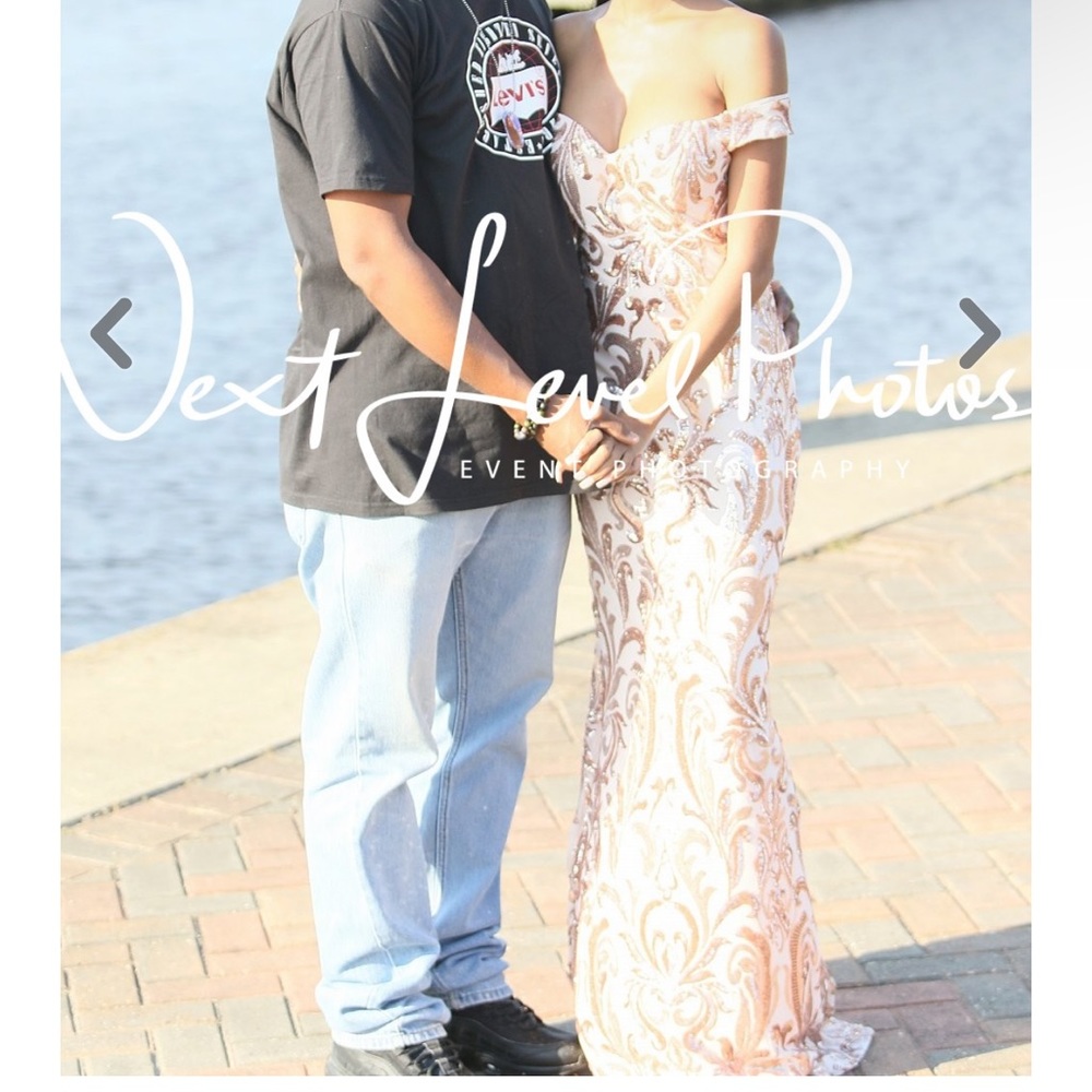Selling this cute prom dress